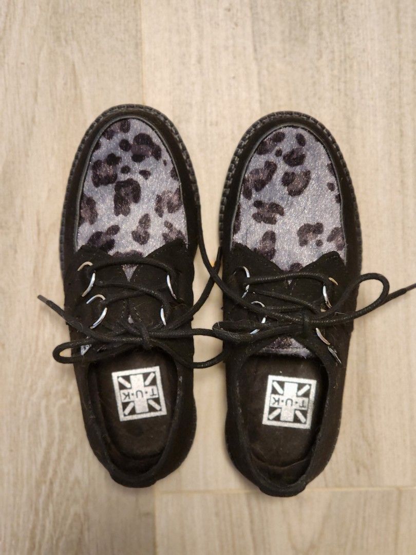 Tuk shoes store