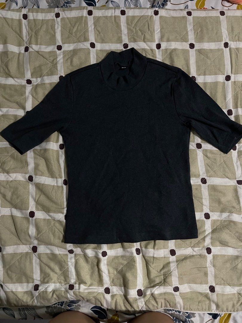 Uniqlo Turtle Neck (Category: Blouses) located in Angono. Submitted by kasstuff (Listing ID 1261323949, Image 1). Description: Declutter Once lang nagamit Not my style Small on tag .