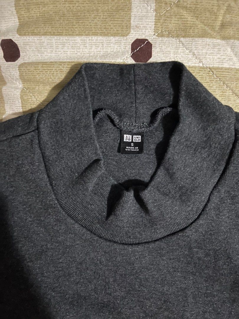 Uniqlo Turtle Neck (Category: Blouses) located in Angono. Submitted by kasstuff (Listing ID 1261323949, Image 2). Description: Declutter Once lang nagamit Not my style Small on tag .