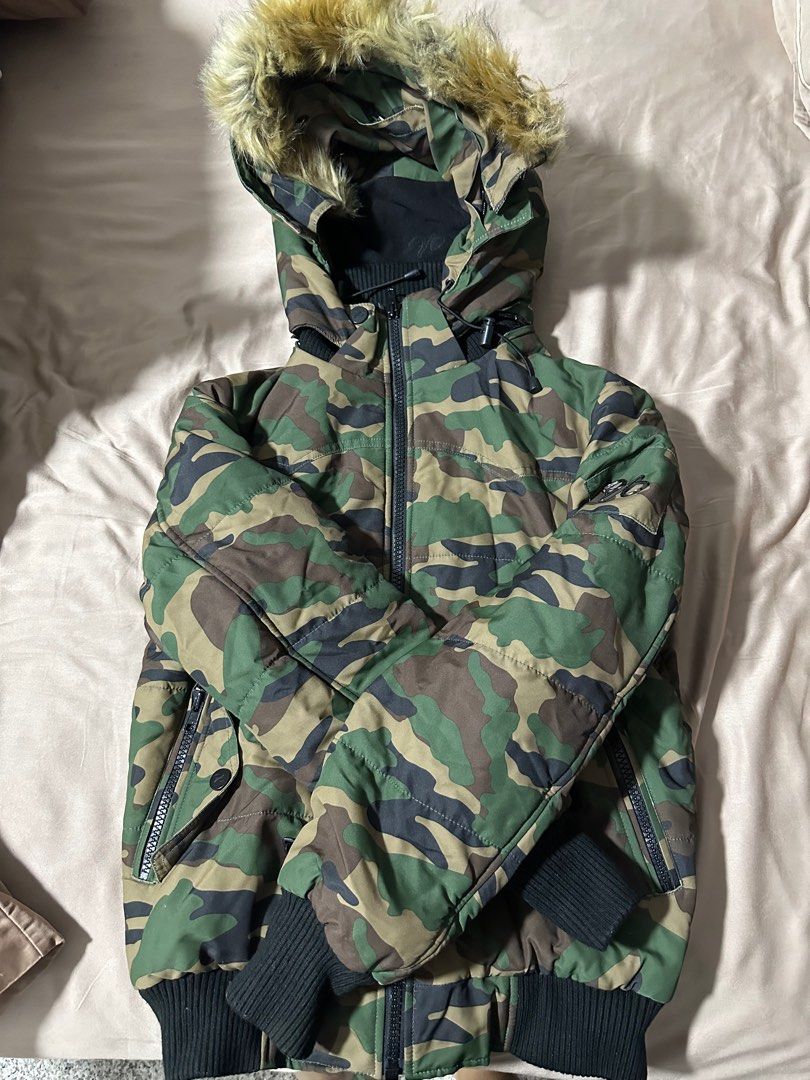 Winter Jacket (Category: Coats, Jackets and Outerwear) located in Singapore. Submitted by mightywind.0213d4 (Listing ID 1261160950, Image 1). Description: .