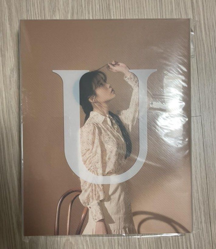 未開封) IU 2020 photo binder album type b, 興趣及遊戲, 收藏品及