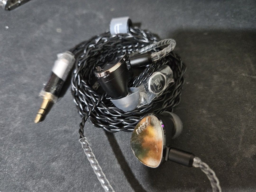 AAW A3H+ Noir Edition 混合單元入耳式耳機, 音響器材, 耳機- Carousell