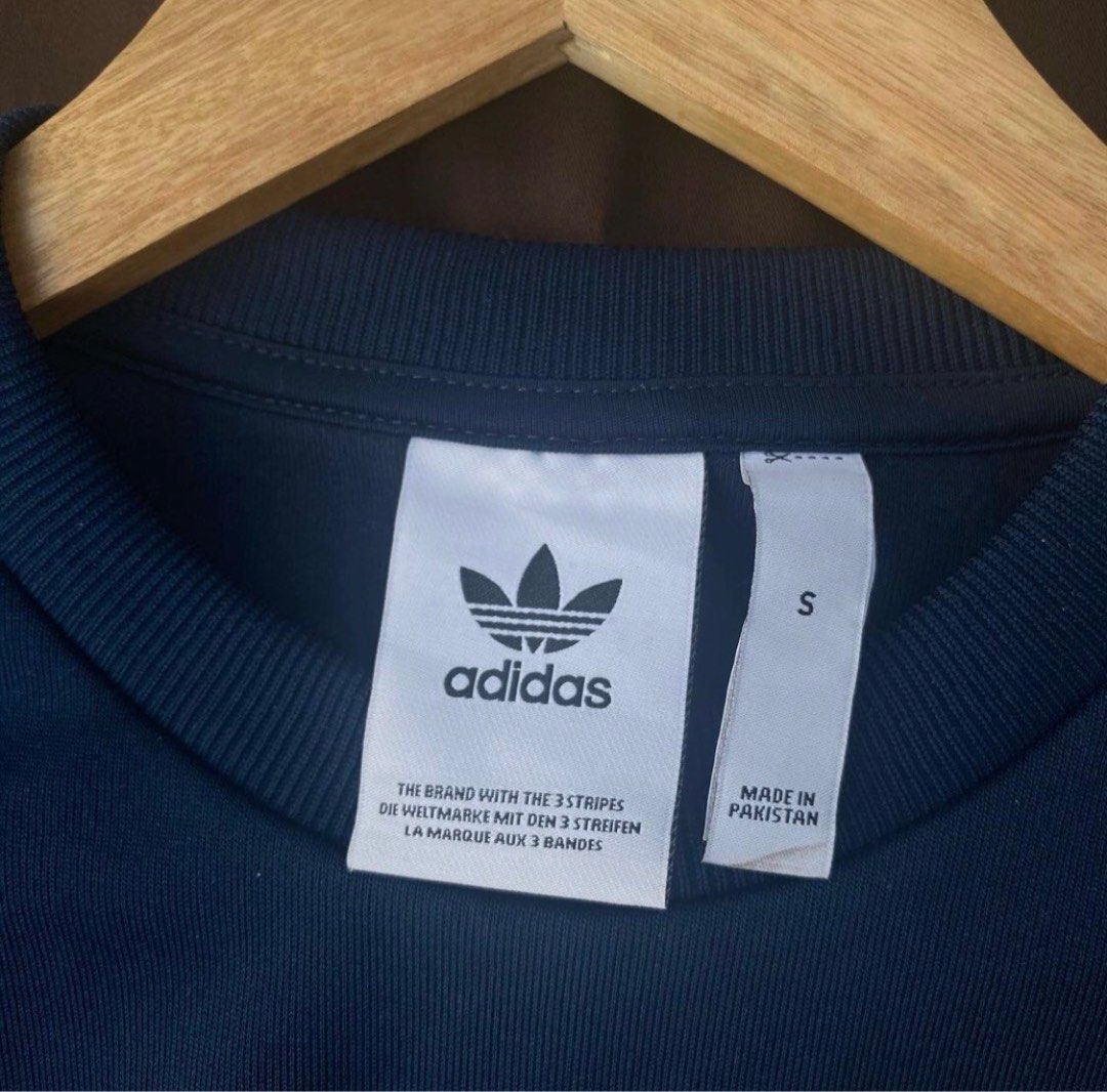 ADIDAS CREW NECK LONG SLEEVE (Category: Coats, Jackets and Outerwear) located in Cavite. Submitted by jaybee28 (Listing ID 1261506705, Image 3). Description: ADIDAS CREW NECK LONG SLEEVE Forte collection Brand: ADIDAS Size: SMALL ON TAG FIT UP TO MEDIUM Measurements: W20 x L27 Condition: GOOD AS BRAND NEW Issue: None Price: Brand Adidas Size M / EU 50 / UK 40 / US 40 Type Sweater.