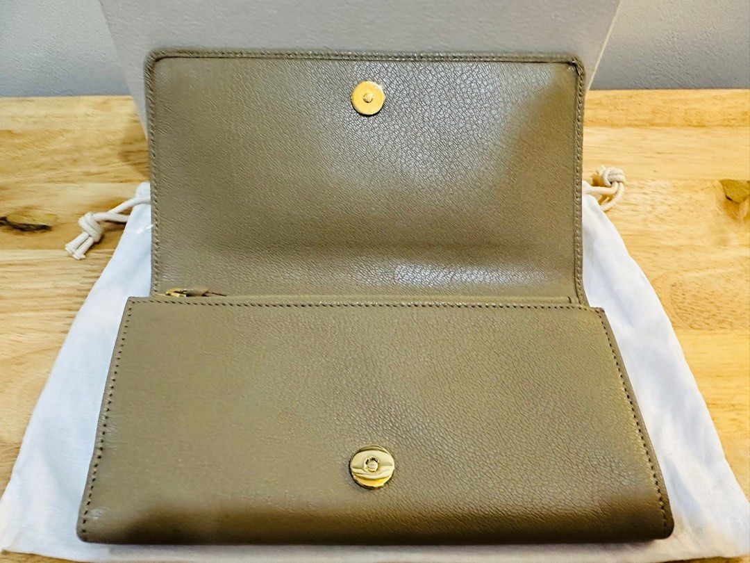 Balenciaga (Category: Luxury Bags & Wallets) located in Pasig City. Submitted by emashopaholic (Listing ID 1261395473, Image 3). Description: Preloved, slightly used Balenciaga Long, bifold wallet With magnetic snap to close Zipper coin case Card slots Good as new Super fresh No signs of usage 100 % authenticity guaranteed With box and dust bag Only ₱ 19k Condition: 9/10 Steal deal MOP: BDO/BPi Shipping c/o buyer Ready to ship anytime.