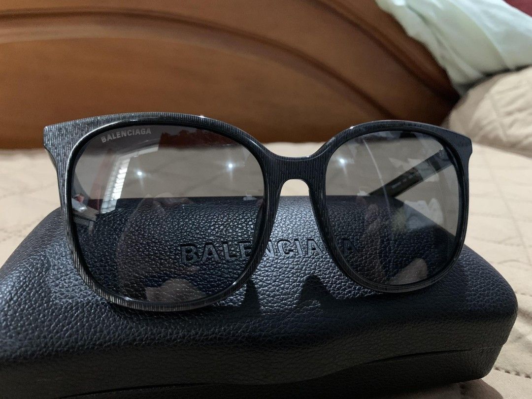 Balenciaga Sunglasses (Category: Sunglasses & Eyewear) located in Cagayan de Oro. Submitted by princ3ss_dee (Listing ID 1261413226, Image 3). Description: Balenciaga Unisex Sunglasses Authentic Balenciaga Sunglasses BB0018SK 003 Oversize rounded square frame Black frame with silver stripe Grey lenses(not so dark) with hard case and pouch Like new, no scratch on the lenses and the frame.
