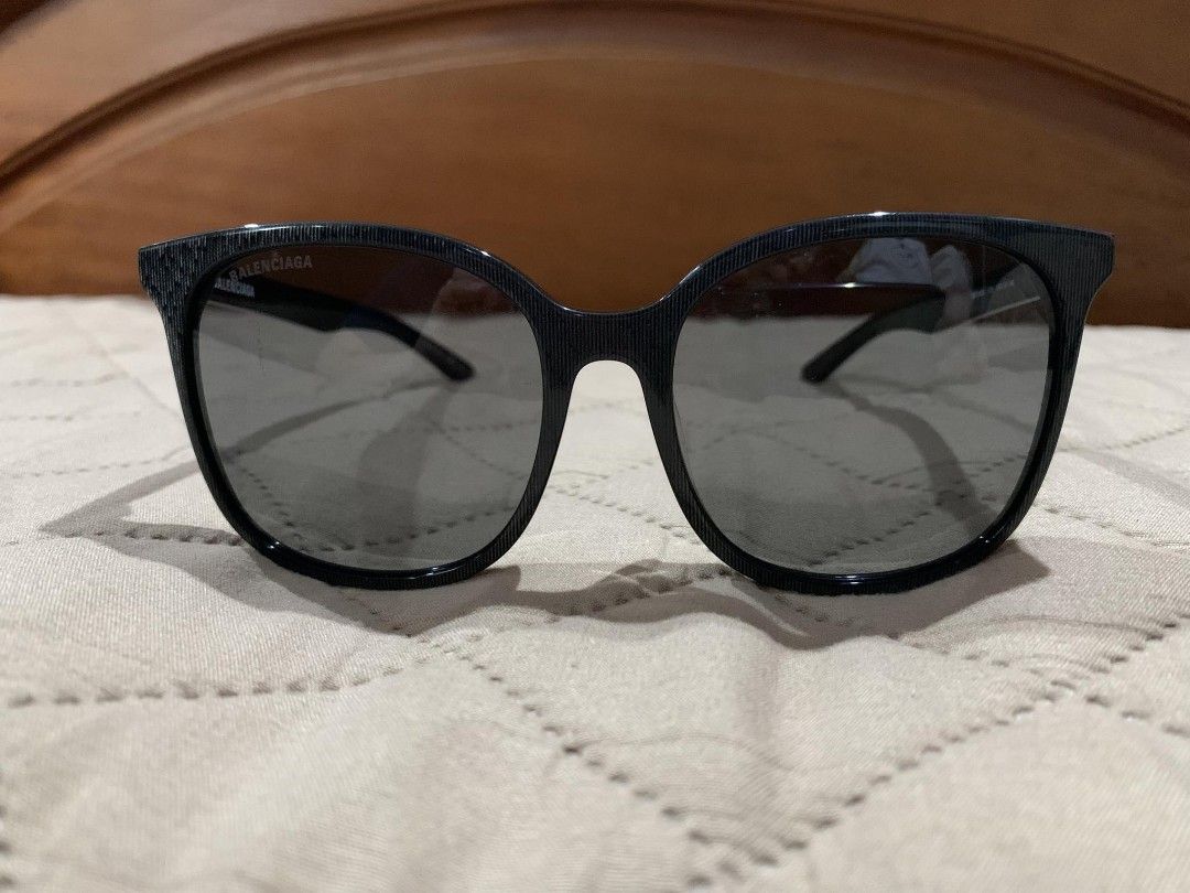 Balenciaga Sunglasses (Category: Sunglasses & Eyewear) located in Cagayan de Oro. Submitted by princ3ss_dee (Listing ID 1261413226, Image 2). Description: Balenciaga Unisex Sunglasses Authentic Balenciaga Sunglasses BB0018SK 003 Oversize rounded square frame Black frame with silver stripe Grey lenses(not so dark) with hard case and pouch Like new, no scratch on the lenses and the frame.