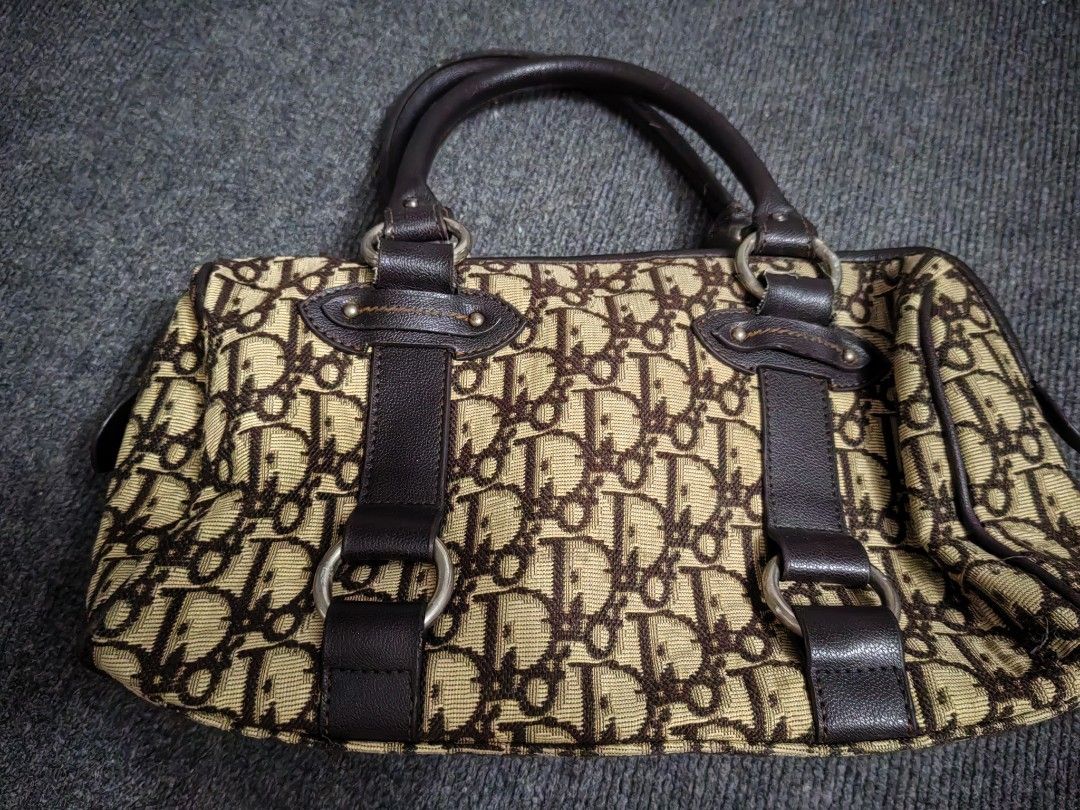 Boston (Category: Luxury Bags & Wallets) located in San Pedro. Submitted by charlie0603 (Listing ID 1261353286, Image 3). Description: No damage.