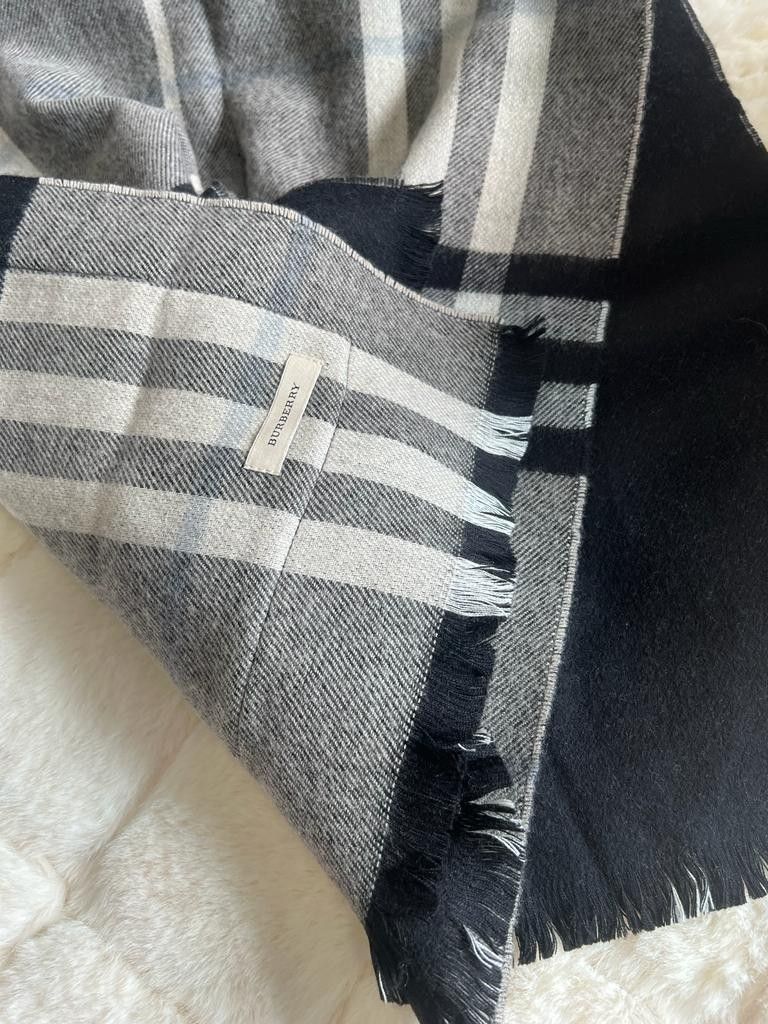 Burberry shop scarf clearance