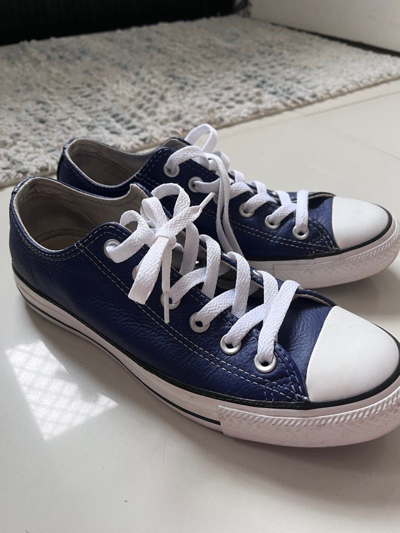 Navy blue online leather converse