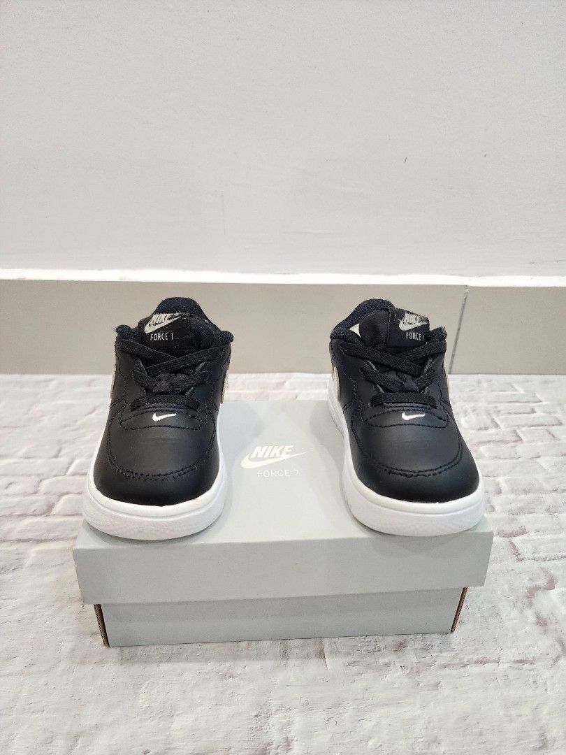 Iconic Nike Air Force 1 18 TD Shoes Sneakers for Toddler Boy and Girl.Size Nike 6c UK 5.5 EUR 22. Around 1.5 to 3 years old depending on their