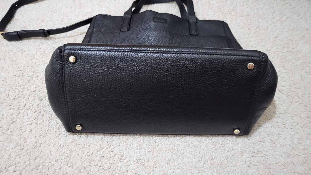 Kate spade leather (Category: Luxury Bags & Wallets) located in Makati City. Submitted by skye_store (Listing ID 1261484157, Image 2). Description: Kate Spade Black Leather Bow Top Handle Bag Authentic, bought in US No issue SIZE10.9" w x 10.1" h x 6"d5.3" handle, 17" adjustable strap P4,000.