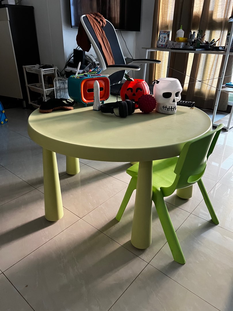 Second hand childrens table and chairs shop
