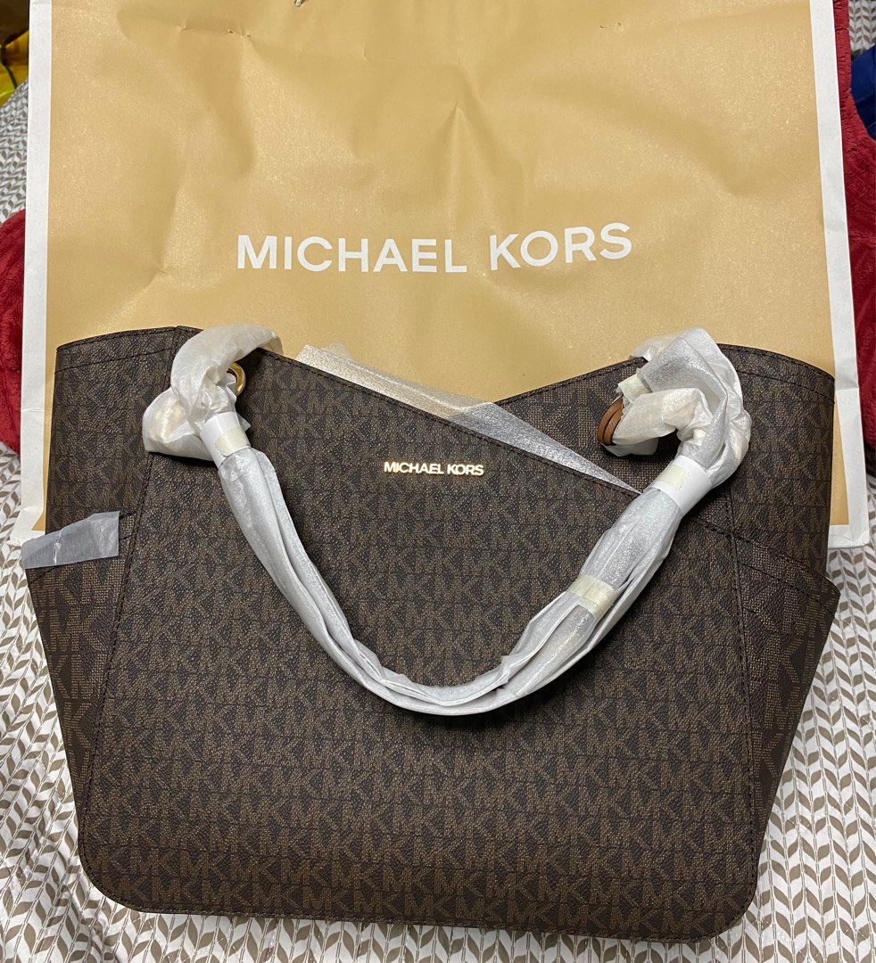 Michael Kors Jet Set Medium Snap Pocket Tote Monogram Authentic, Luxury,  Bags & Wallets on Carousell