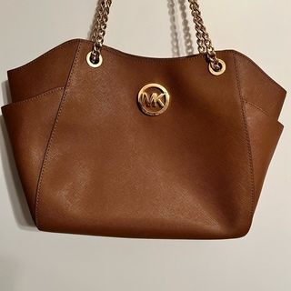 Michael Kors Daniela Large crossbody bag, Women's Fashion, Bags & Wallets, Cross-body  Bags on Carousell