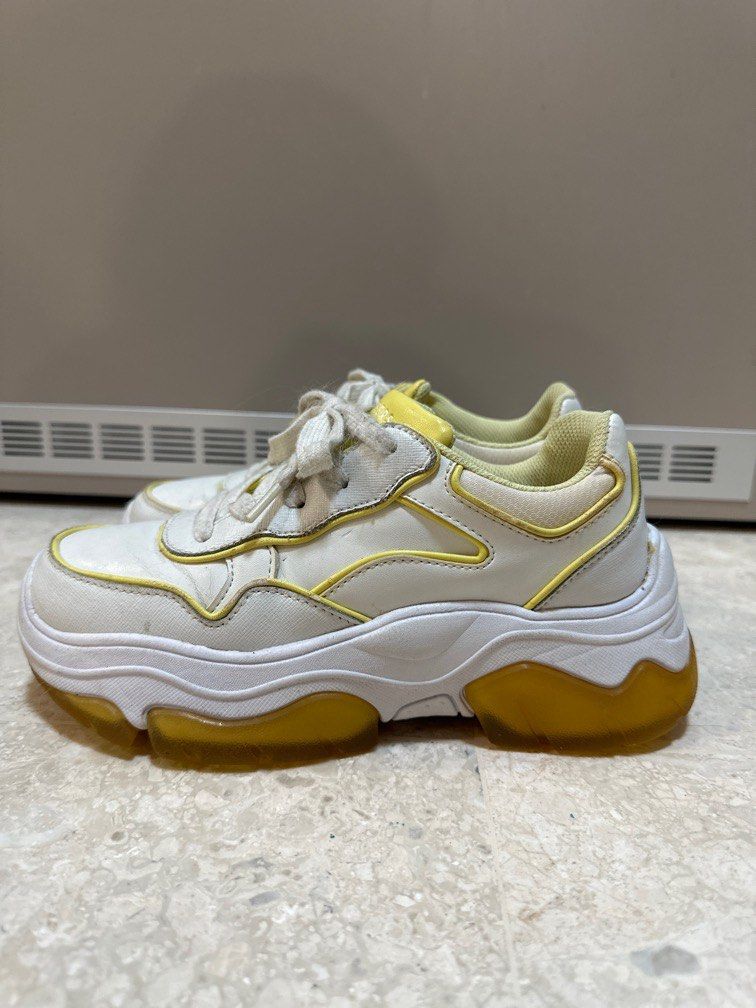 White sales chunky skechers