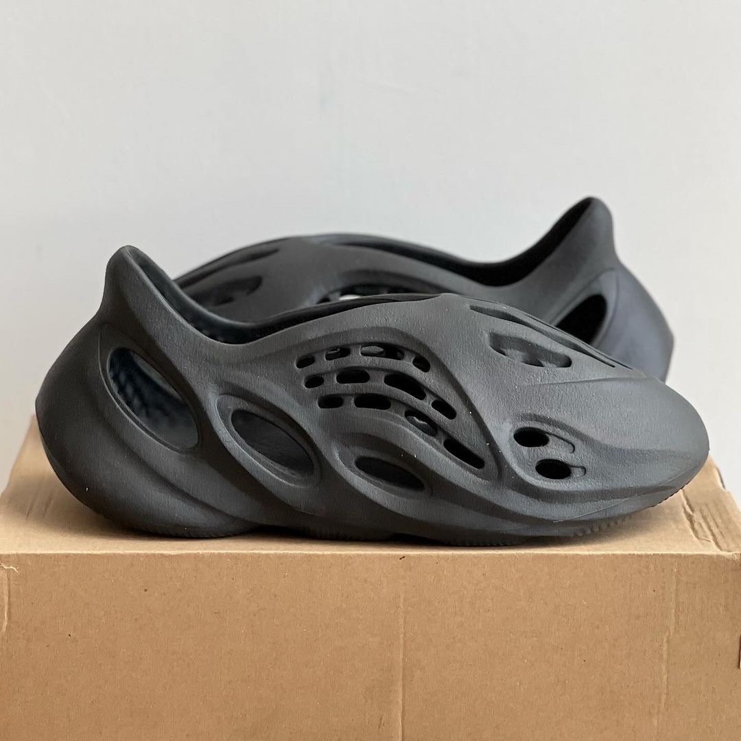 UK adidas Yeezy Foam Runner Onyx, Men's Fashion, Footwear