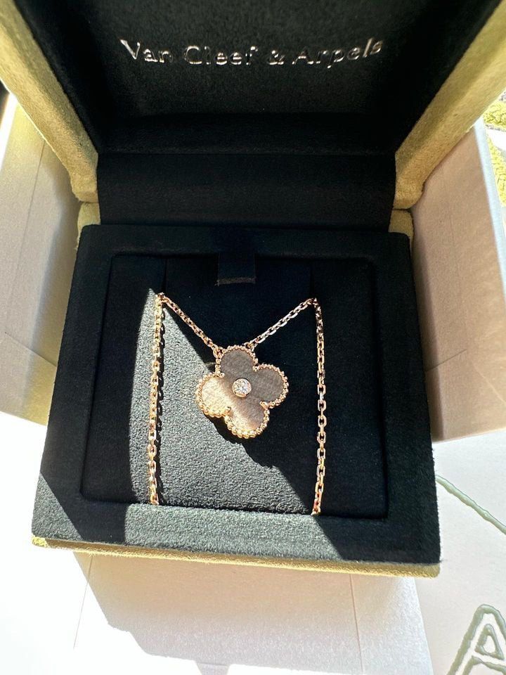 Van Cleef Arpels Holiday Pendant 2023, Luxury, Accessories on Carousell