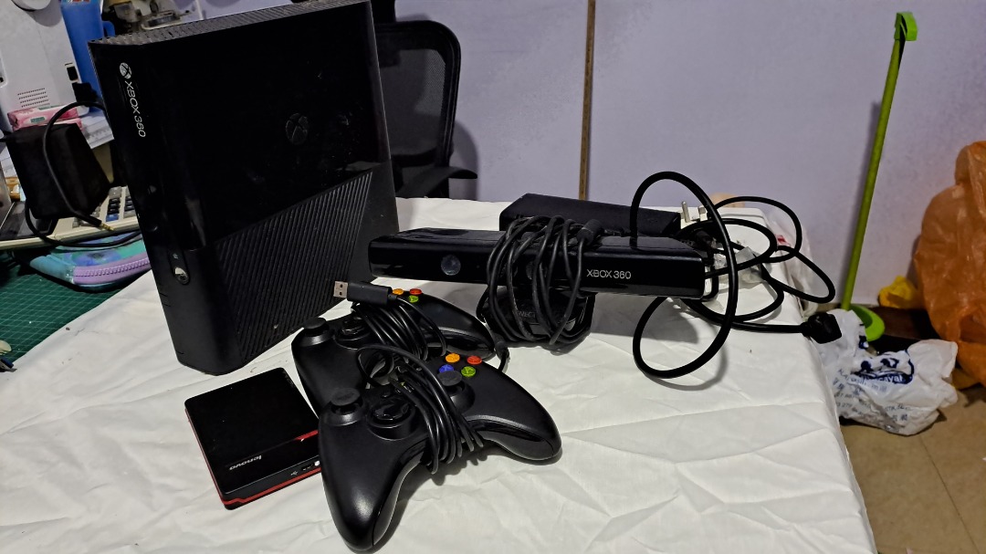 XBOX 360 (JTAG) with 2 Controllers, 500GB HDD, and Kinect COD at