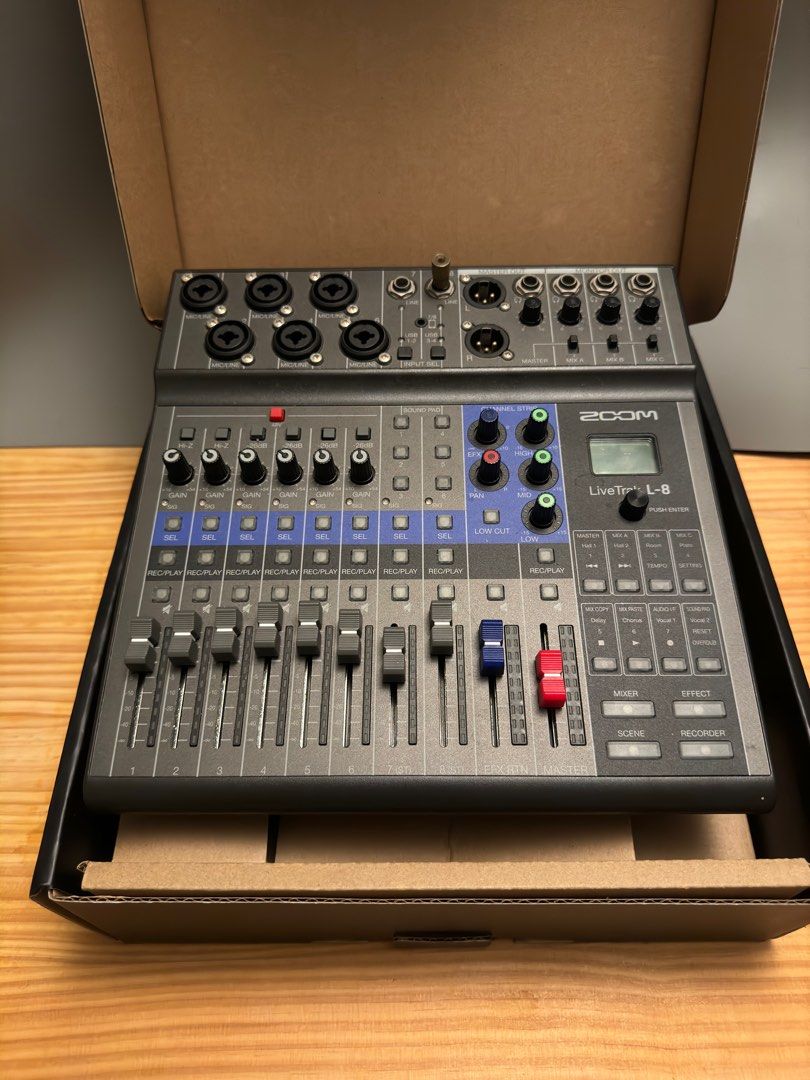 Zoom L8 mixer / audio interface, Hobbies & Toys, Music & Media, Music