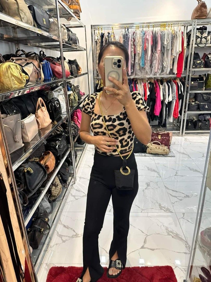 2-way Celine micro sling (Category: Luxury Bags & Wallets) located in General Santos City (Dadiangas). Submitted by braverabbit.67 (Listing ID 1261592077, Image 2). Description: 2-waY MICRO Sling superr CuTe PweDing SLing or BeltBag Ang ToTsyal diba😅🥰🤩 SyemPri ORIG💯💯 yeS LEGIT Po Authentic Pm 👉🏻📥 nalang Po.
