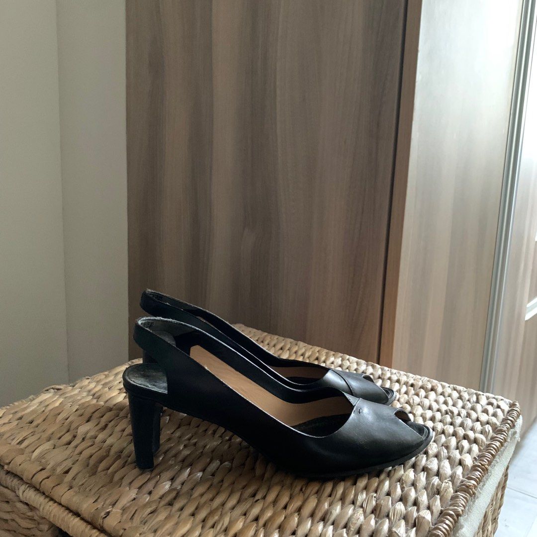 CoSTUME NATIONAL Black Slingback Pumps (Category: Sneakers & Footwear) located in Makati City. Submitted by 4635archives (Listing ID 1261594063, Image 1). Description: Black Costume National Slingback Pumps Size 37, 2.5 inch heel Vera Cuoio - Made in Italy Needs general cleaning and shine due to storage Dm me for more info.