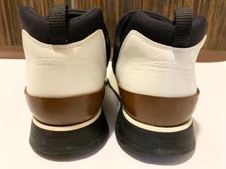 Louis Vuitton LV Time out sneakers White Leather ref.456085 - Joli Closet