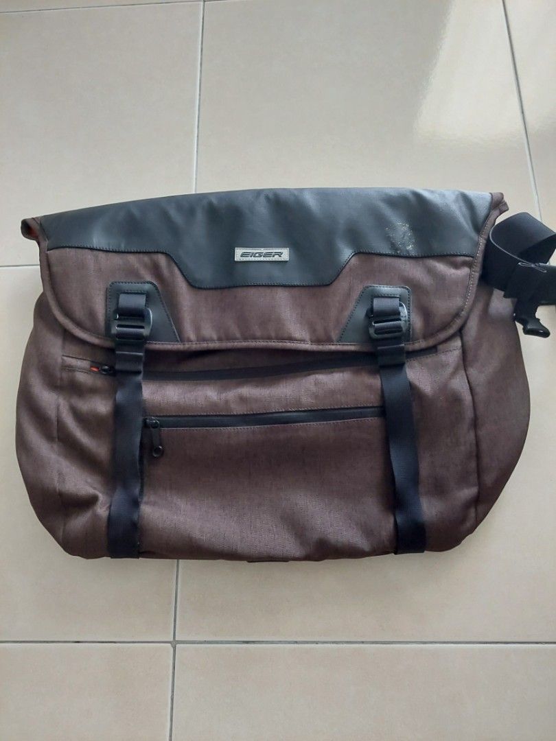 Eiger store messenger bag