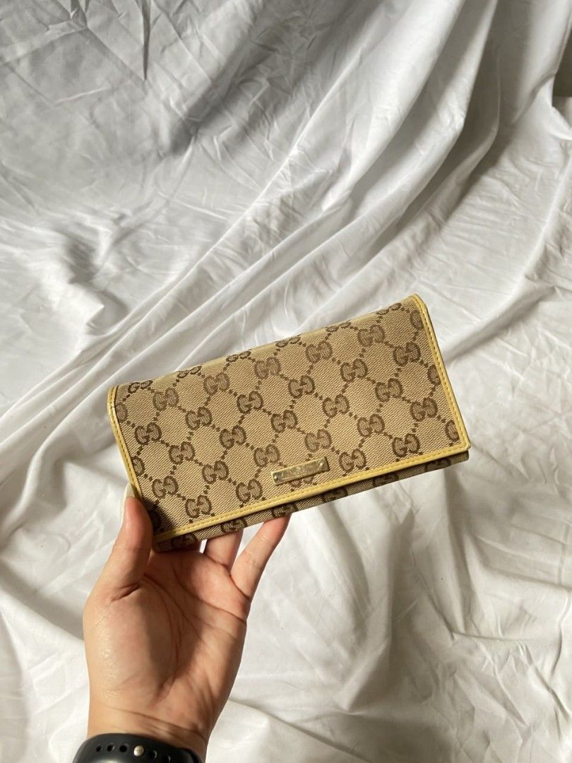 FAST BREAK gucci long wallet coded authentic wallet on chain FREE CHAIN (Category: Luxury Bags & Wallets) located in Morong. Submitted by deegee1234 (Listing ID 1261533116, Image 1). Description: zipper needs fixing vintage pls manage your expectations free chain included but not in pic.