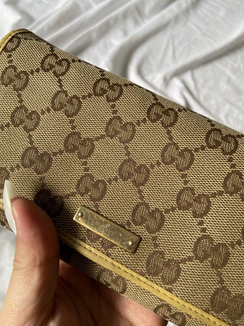 FAST BREAK gucci long wallet coded authentic wallet on chain FREE CHAIN (Category: Luxury Bags & Wallets) located in Morong. Submitted by deegee1234 (Listing ID 1261533116, Image 2). Description: zipper needs fixing vintage pls manage your expectations free chain included but not in pic.