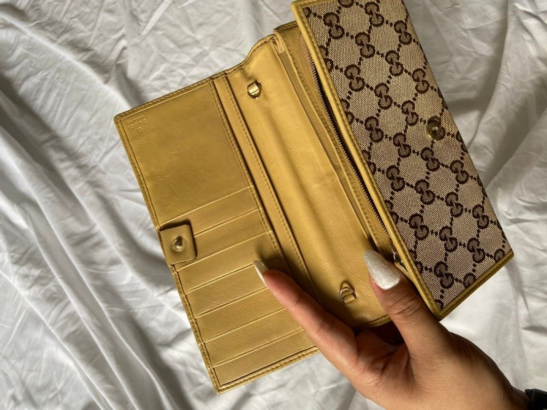 FAST BREAK gucci long wallet coded authentic wallet on chain FREE CHAIN (Category: Luxury Bags & Wallets) located in Morong. Submitted by deegee1234 (Listing ID 1261533116, Image 3). Description: zipper needs fixing vintage pls manage your expectations free chain included but not in pic.
