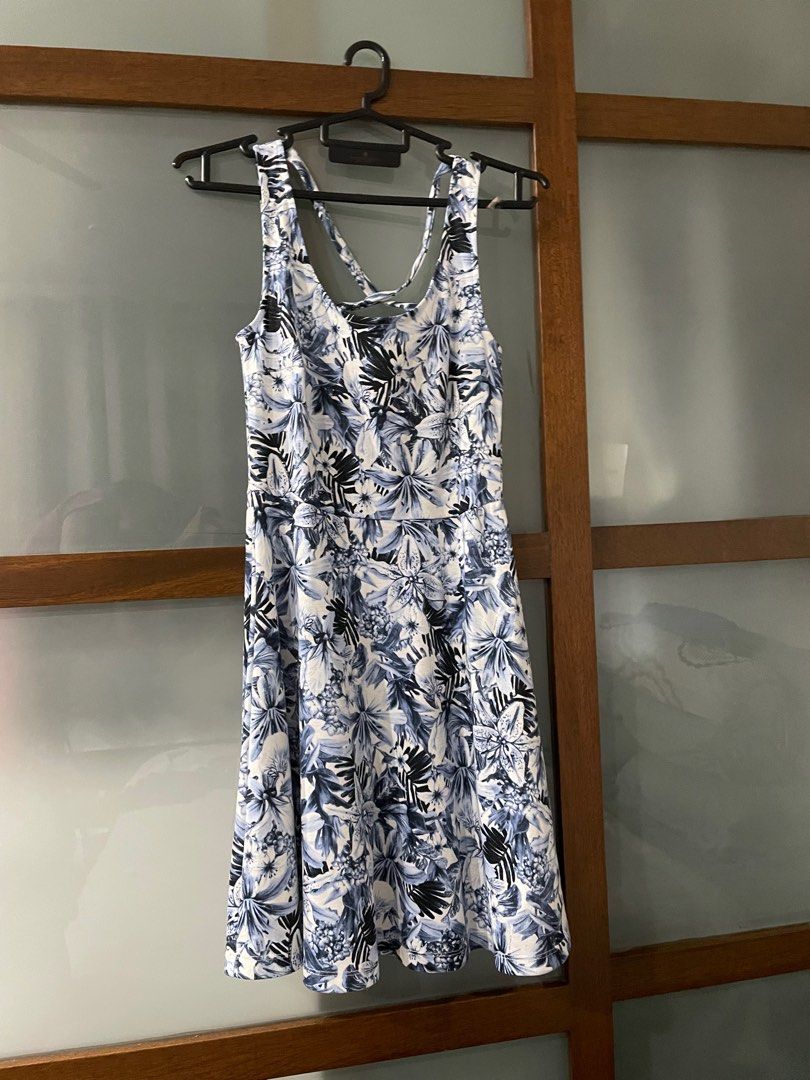 H&m floral skater dress hotsell