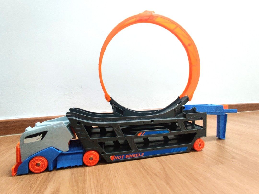 Hot wheels stunt outlet and go truck
