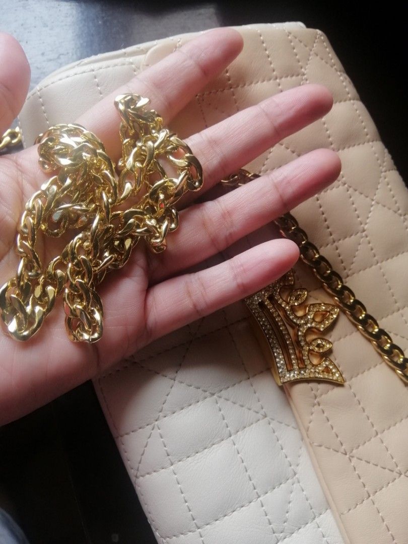 j.estina sling/clutch bag (Category: Purses & Pouches) located in Calamba. Submitted by starseed_lightworker (Listing ID 1261552943, Image 3). Description: 9/10 condition. L=10, H=5.5 INCHES. can be used as clutch. detachable chain sling. hardwares-9/10 no tarnish or fadings..