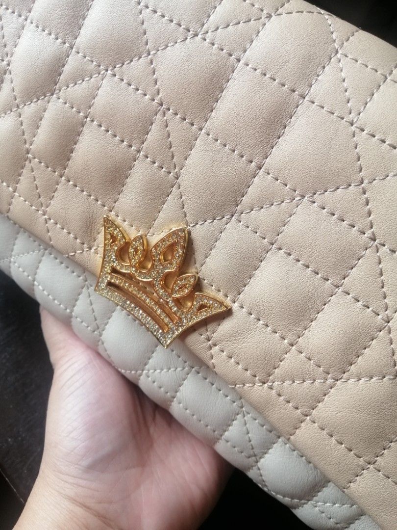 j.estina sling/clutch bag (Category: Purses & Pouches) located in Calamba. Submitted by starseed_lightworker (Listing ID 1261552943, Image 2). Description: 9/10 condition. L=10, H=5.5 INCHES. can be used as clutch. detachable chain sling. hardwares-9/10 no tarnish or fadings..