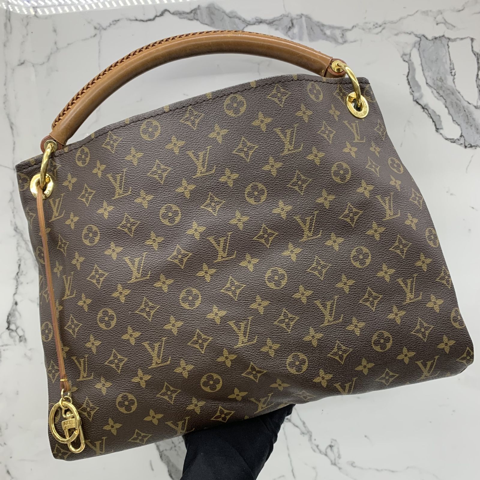 Luis Vuitton Favorite MM in Classic Monogram, Luxury, Bags & Wallets on  Carousell