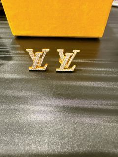 LOUIS VUITTON Studs earrings Essential V earrings M68153｜Product  Code：2101214873850｜BRAND OFF Online Store