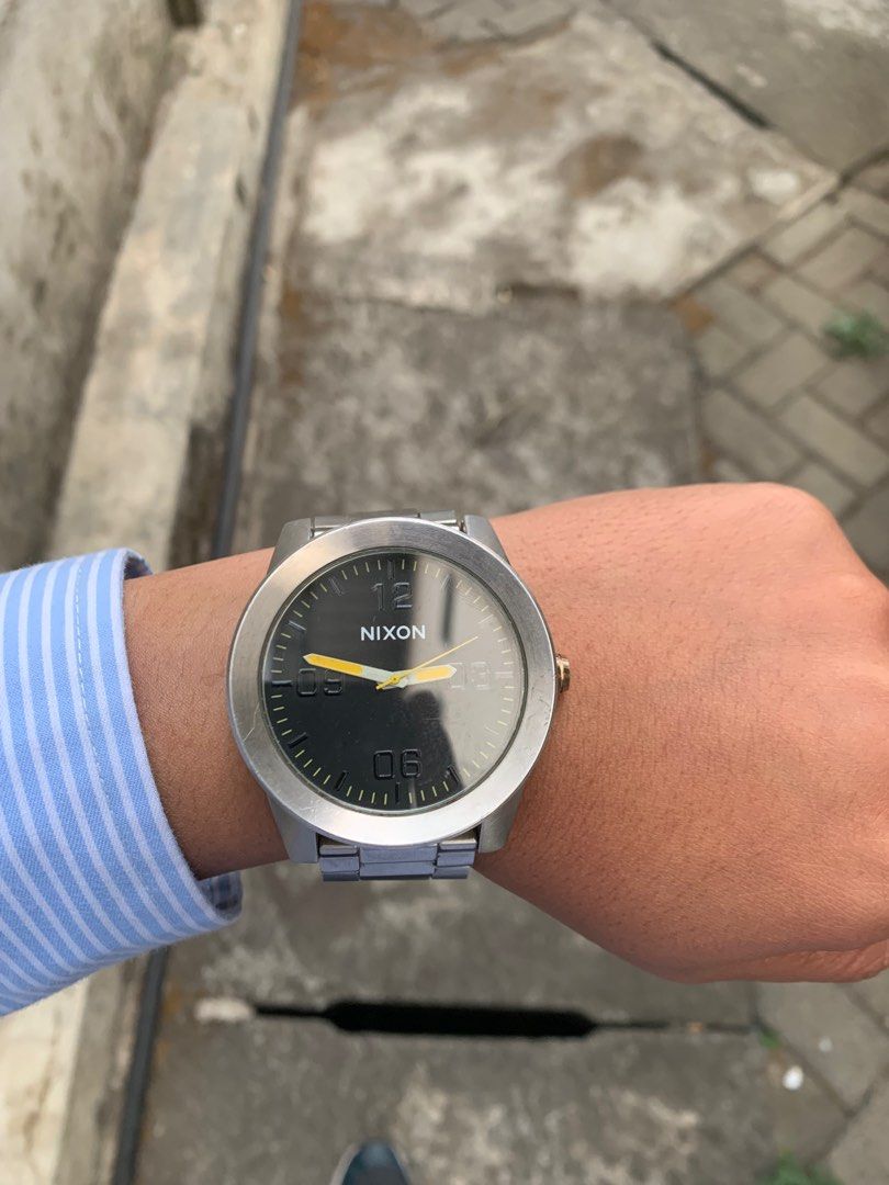 Nixon Corporal Original, Fesyen Pria, Jam Tangan di Carousell