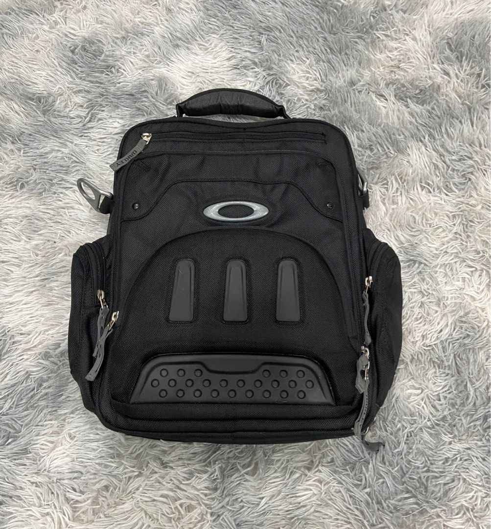 Oakley men's vertical 2.0 clearance messenger bag