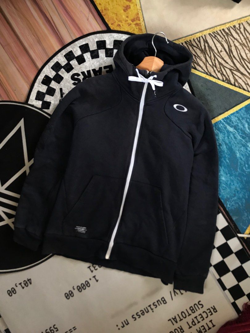 OAKLEY ZIPPER HOODIE Men s Fashion Activewear on Carousell