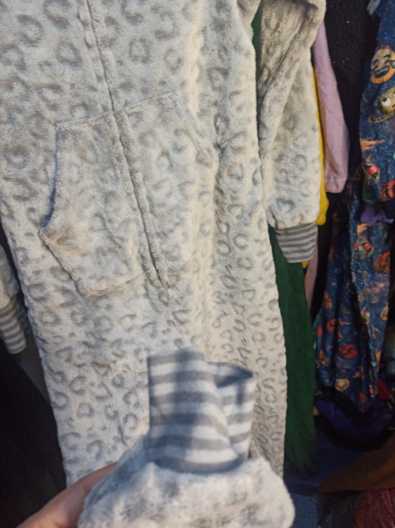 ONESIE COSTUME -KIDS (Category: Sets & Coordinates) located in Caloocan City. Submitted by rb_17 (Listing ID 1261655983, Image 3). Description: Onesie Costume for kids Size : 7-8yrs old on tag can fit to 9 euc condition still manage your expectation this item is from ukay bale 📌 SOUTH CALOOCAN.