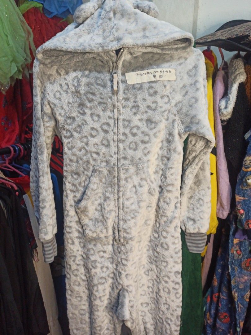 ONESIE COSTUME -KIDS (Category: Sets & Coordinates) located in Caloocan City. Submitted by rb_17 (Listing ID 1261655983, Image 2). Description: Onesie Costume for kids Size : 7-8yrs old on tag can fit to 9 euc condition still manage your expectation this item is from ukay bale 📌 SOUTH CALOOCAN.