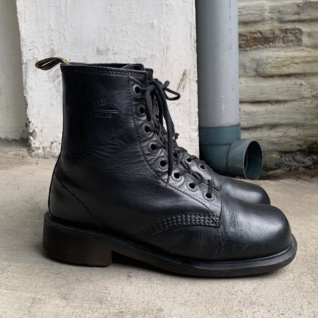 Dr martens shop in the 9s