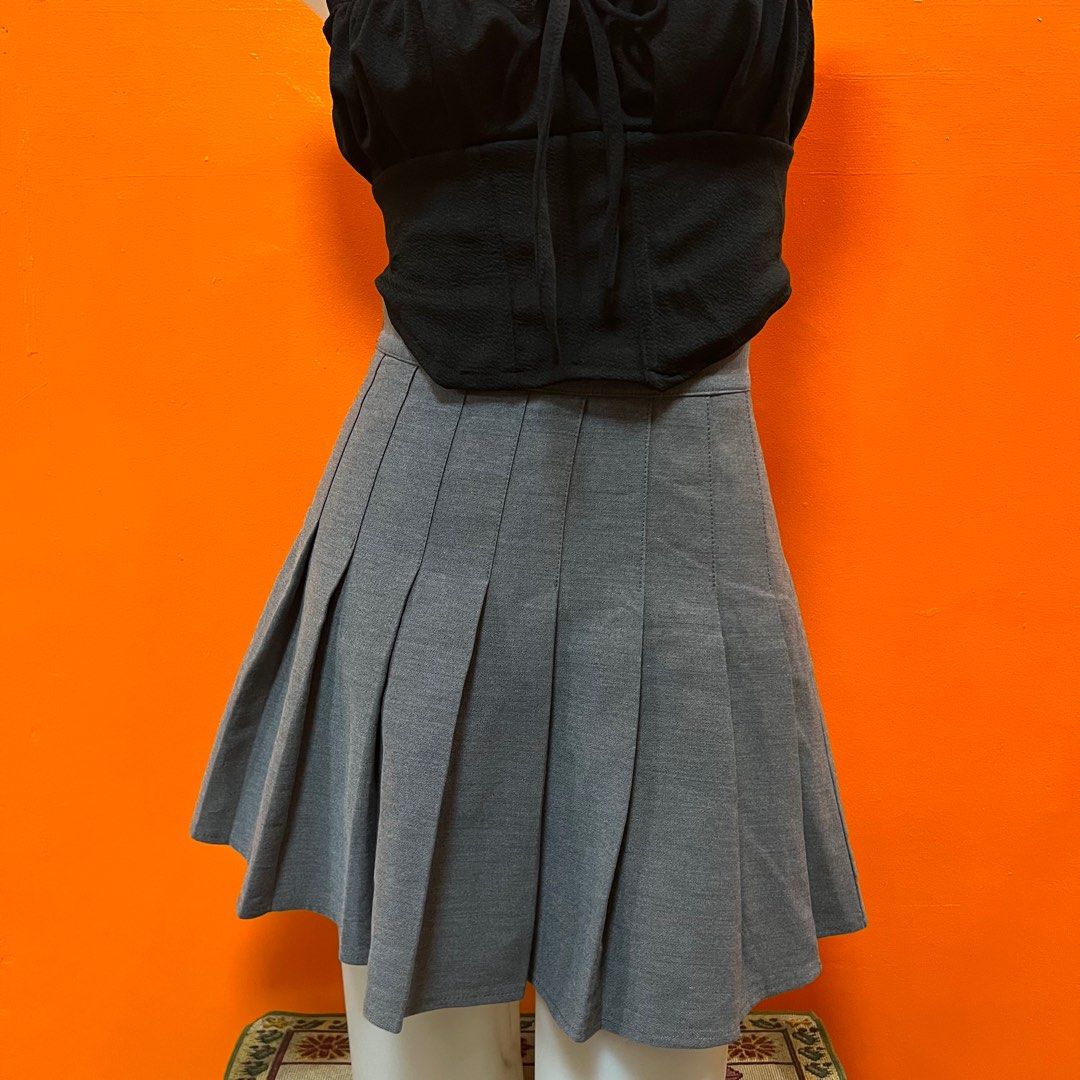 Grey pleated new arrivals skirt size 26
