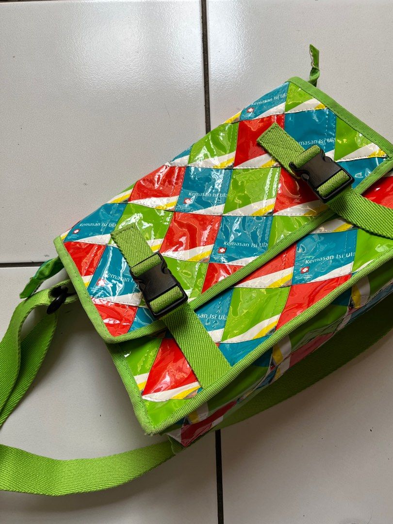 Trashion tas sling bag daur ulang recycle merah hijau