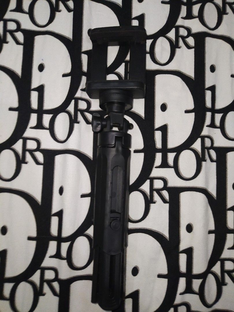 Vlogging Phone Stand (Category: Mounts & Holders) located in Cavite. Submitted by vanikt (Listing ID 1261638531, Image 1). Description: RFS: decluttering + need money for school purposes 🥹 DM ME FOR MORE INFOS :))).