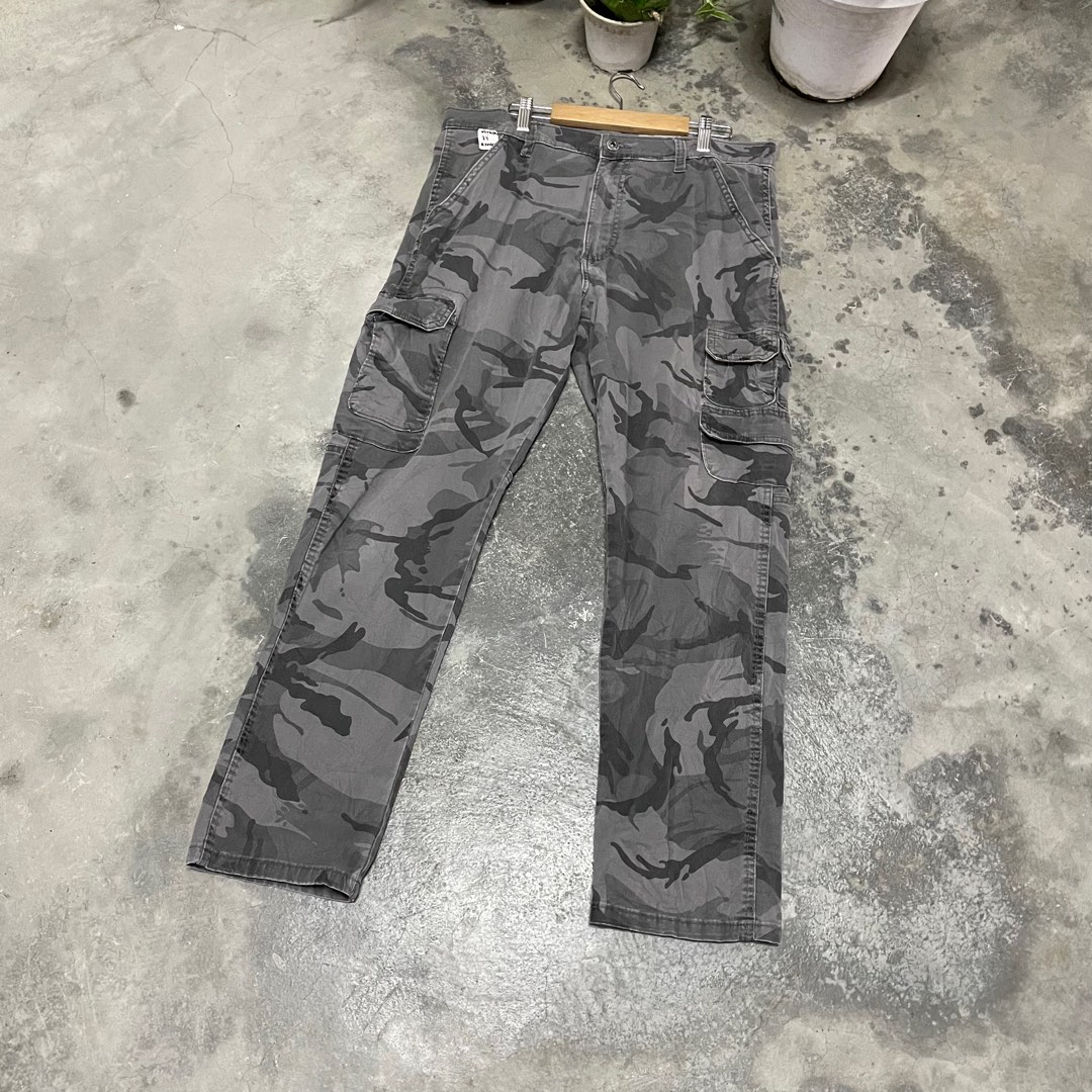 35 37 Wrangler camo cargo Men s Fashion Bottoms Trousers on