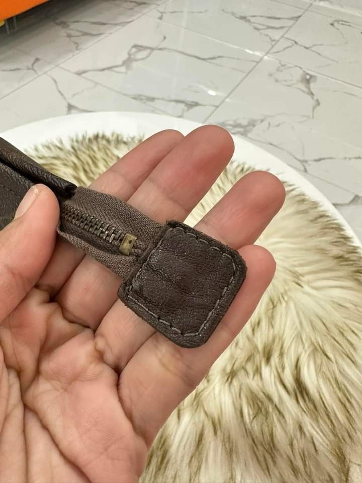 Officier Pouch de Louis Vuitton ❣️ En cuir de veau lisse avec