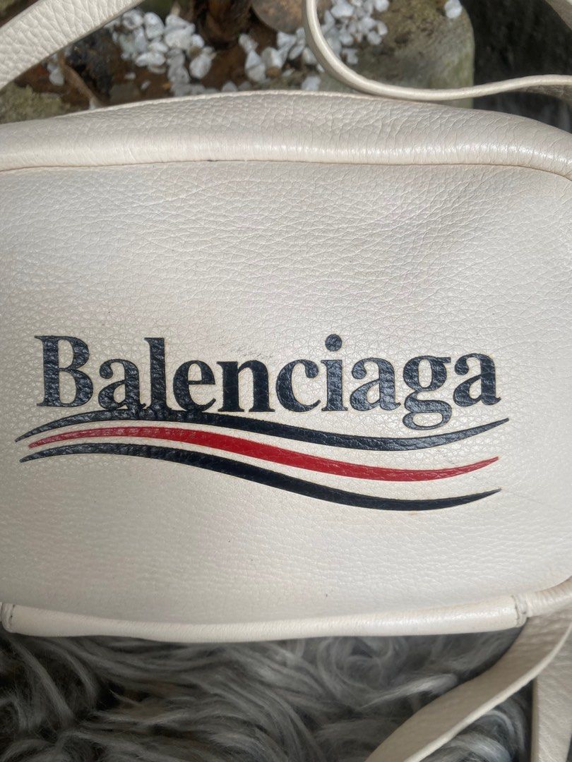 BALENCIAGA EVERYDAY CAMERA BAG (Category: Luxury Bags & Wallets) located in Bacolod City. Submitted by chuchaystuffs (Listing ID 1261827175, Image 3). Description: Sabi orig pro pa chrkc nyo nlng po to make sure .