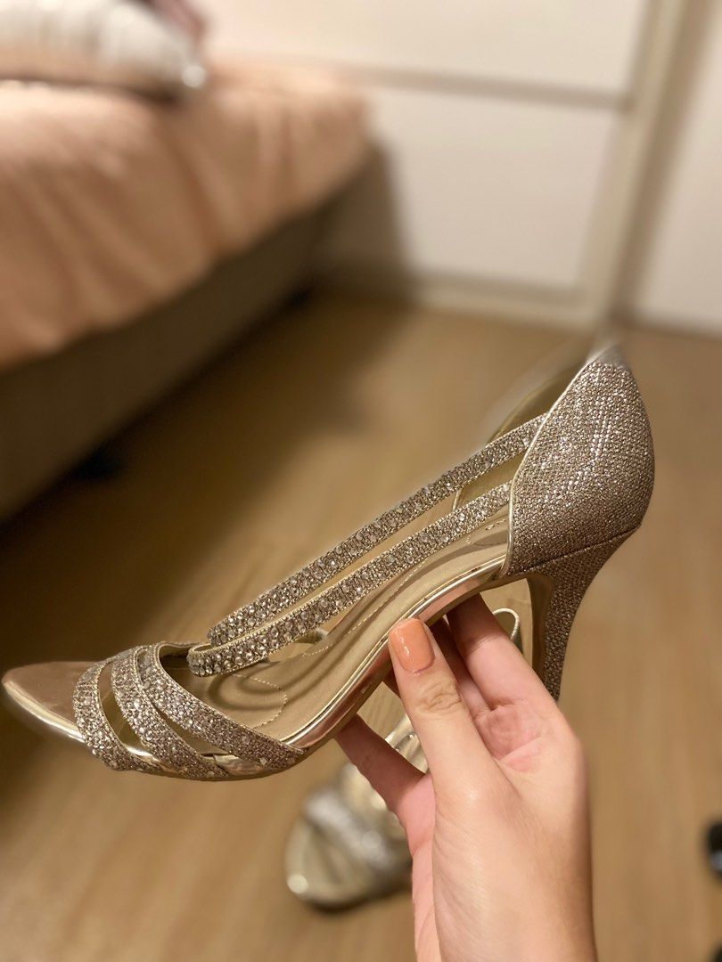 Bandolino best sale gold heels