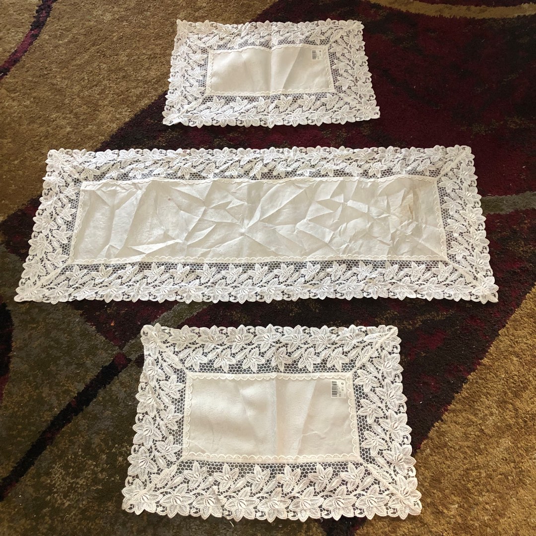 Centerpiece and placemats set, Furniture & Home Living, Home Decor